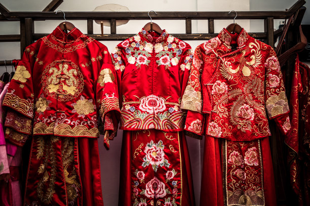 传统的中国刺绣婚纱图片下载