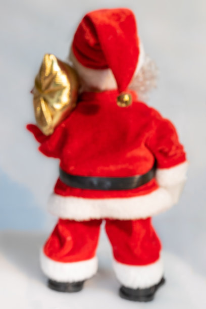 模糊后方的圣诞老人娃娃与礼物和白色背景。大仿空间概念新年市场横幅、海报。图片下载