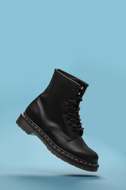 黑色的靴子在空中。时尚鞋静物。摄影棚里的时尚照片图片下载