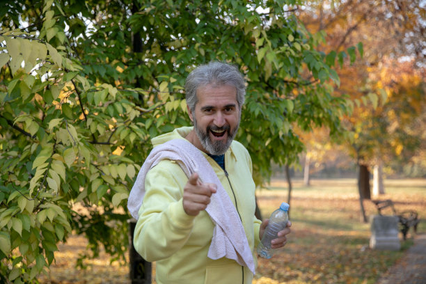 老人正在户外运动。城市公园图片下载