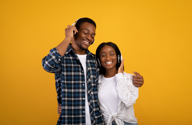 一起听喜欢的音乐，待在家里治疗新冠肺炎图片下载