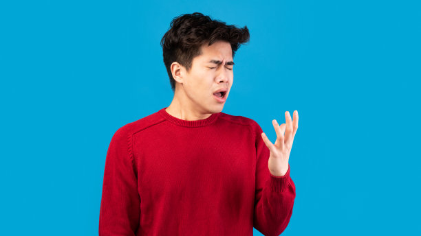 亚洲人打喷嚏和咳嗽的姿势不对图片下载