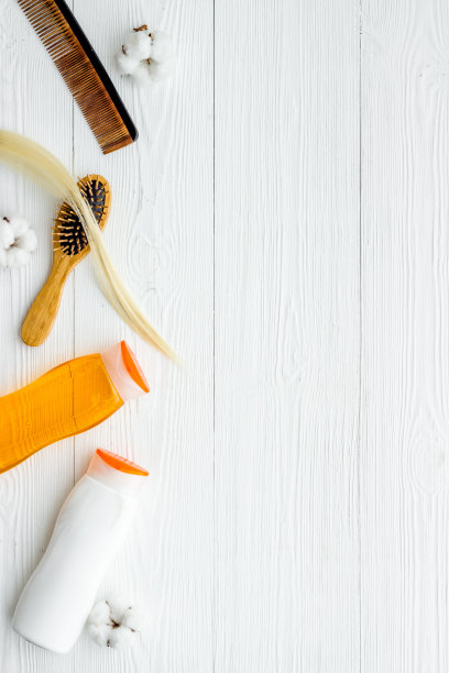 平铺草本护发产品与锁的金发和梳子图片下载