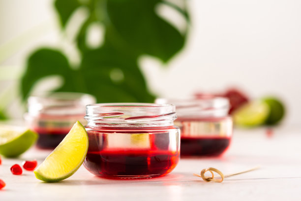 蓝色和绿色的酒精饮料图片下载