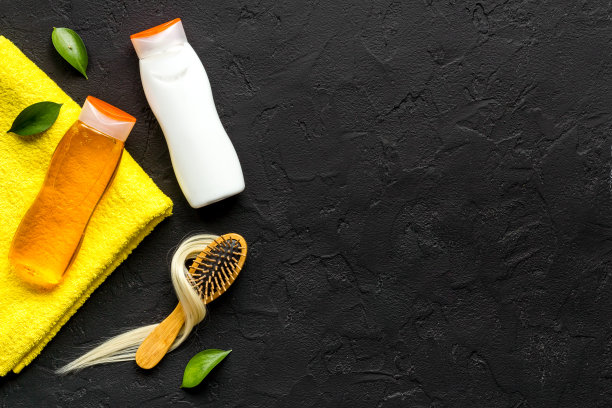 头发护理产品与锁定的金发和刷子，俯视图图片下载