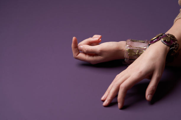 女人的手，紫色底纹手镯图片下载