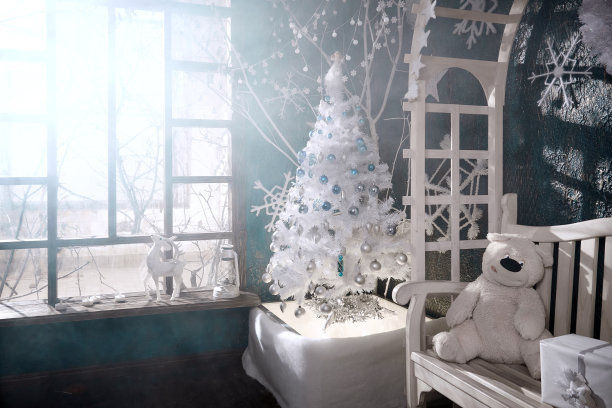 明亮和快乐的圣诞节。装饰树旁边的窗户，库存照片图片下载