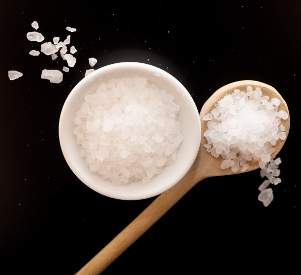 盐在黑色图片下载