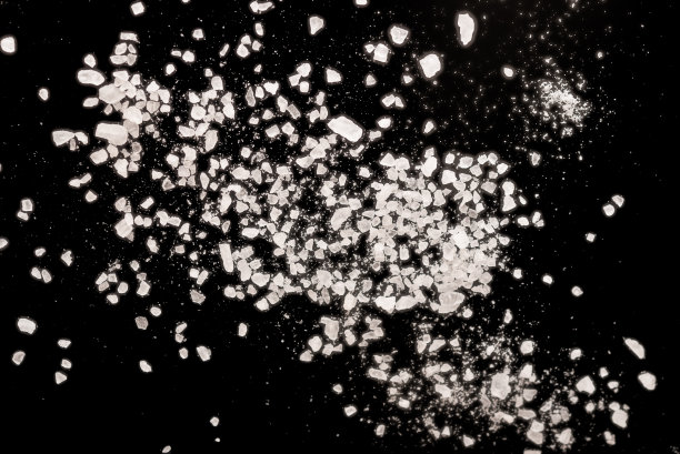 盐在黑色图片下载