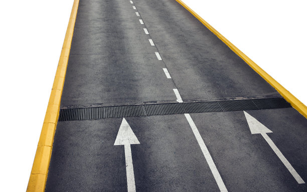 用白线标出方向箭头的乡村道路。图片下载