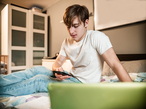 年轻人在禁闭期间学习图片下载