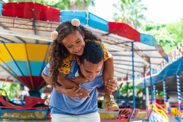 和爸爸一起度过有趣的夏日图片下载