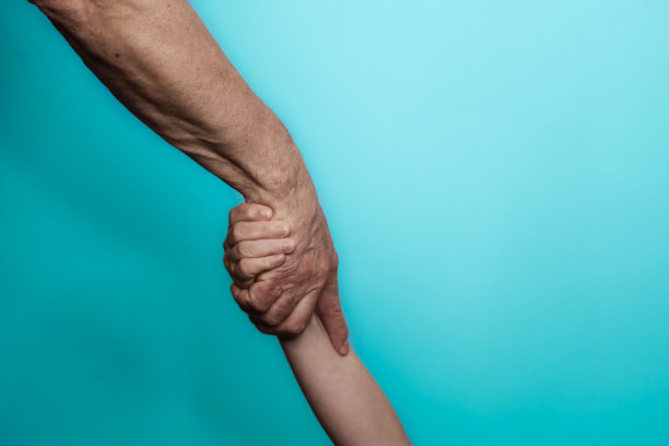 男人牵着孩子的手。图片下载