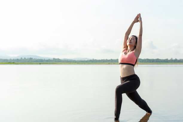 瑜伽女性的生活方式锻炼和姿势健康的生活。年轻女孩或人们摆出平衡身体，重要的禅和冥想锻炼日出图片下载