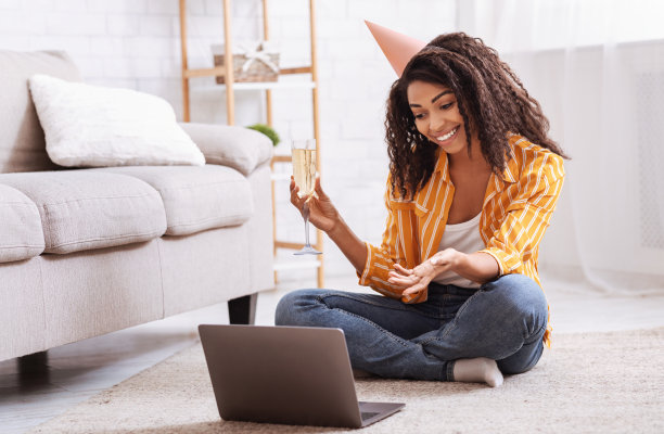 一名黑人女子在虚拟网络派对上喝酒图片下载