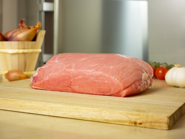 木板上的白肉。小牛肉还是有生命的，桌上放着意大利的配料图片下载