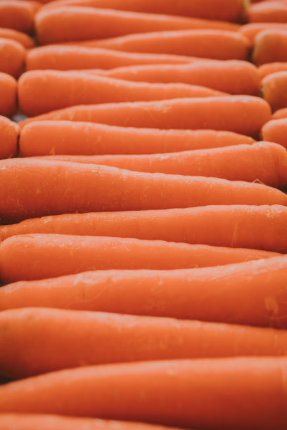 近距离观看有机胡萝卜作为背景在市场。素食的概念。胡萝卜作为图案的设计。图片下载