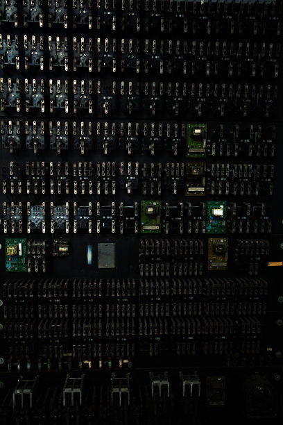 电话控制面板与开关的特写图片下载