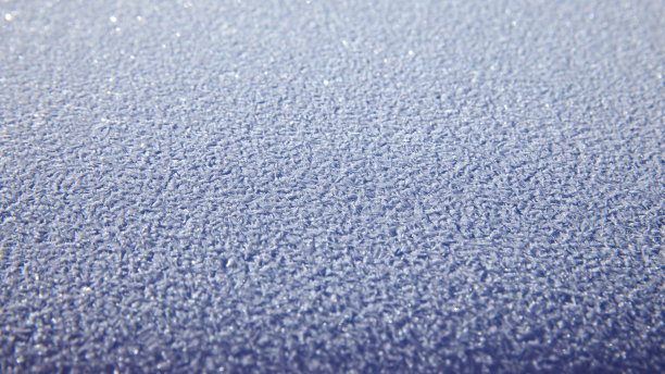 在冬天，汽车引擎盖上有结冰的纹理图片下载