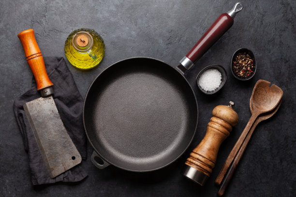 煎锅，厨房桌上的器具和配料图片下载