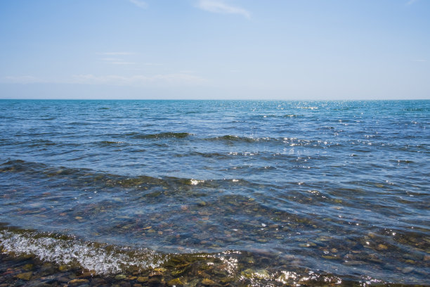 大海配卵石底景观配蓝天。夏天自然景观。暑假的概念。图片下载