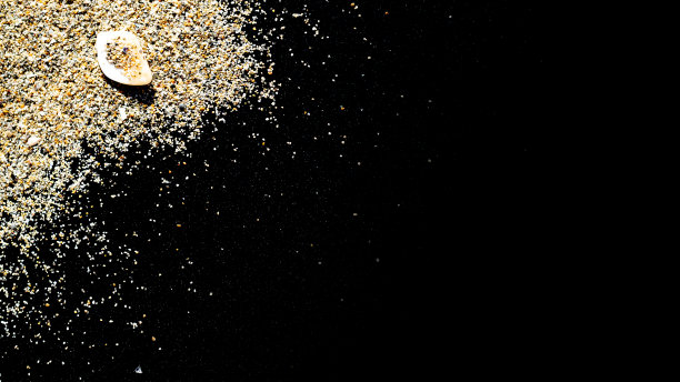 沙漠堆沙孤立在黑色。海滩背景上的灰尘堆海滩纹理。简约风格的旅游概念。图片下载