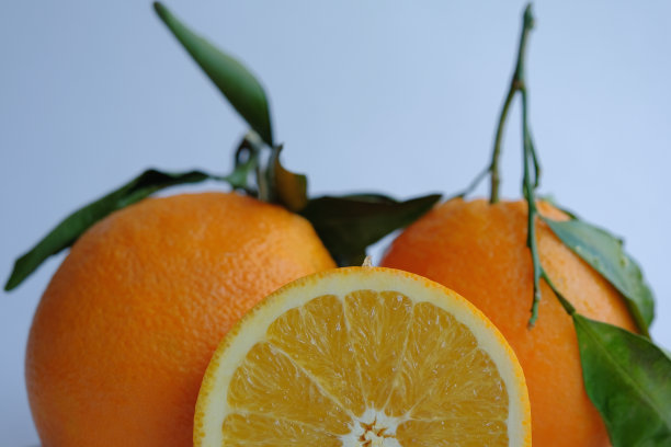 成熟多汁的橙子。新鲜橙子，切成两半图片下载