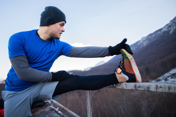 男人在做伸展运动和热身图片下载