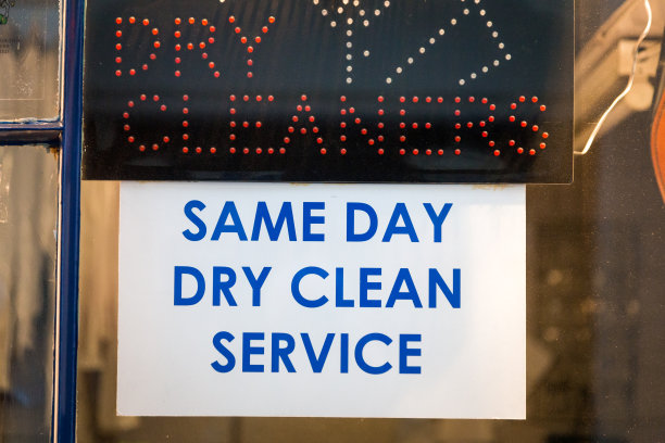 在英国伦敦的城市街道上，干洗店的招牌图片下载