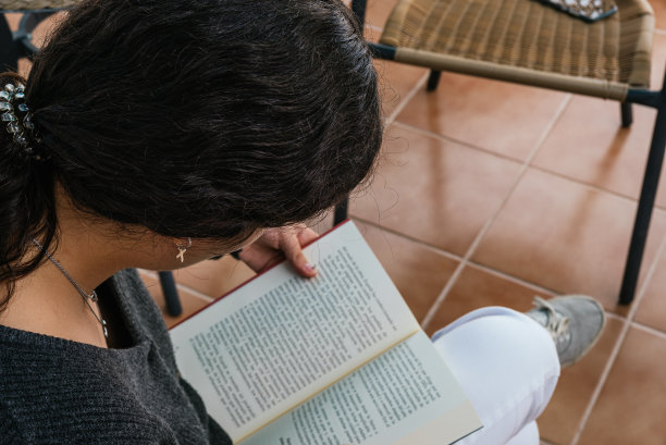 最上面的照片是女孩坐着看书图片下载
