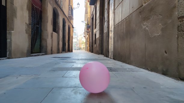 在哥特区，巴里奥戈蒂科的巴塞罗那街，粉红色的气球图片下载