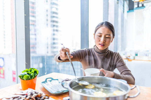 年轻的亚洲女人在餐厅吃午饭图片下载