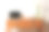 简陋的白墙上放着一张老式木制小桌子，上面放着笔记本电脑、存钱罐和花瓶，还有小小的家庭办公室和复印空间图片下载