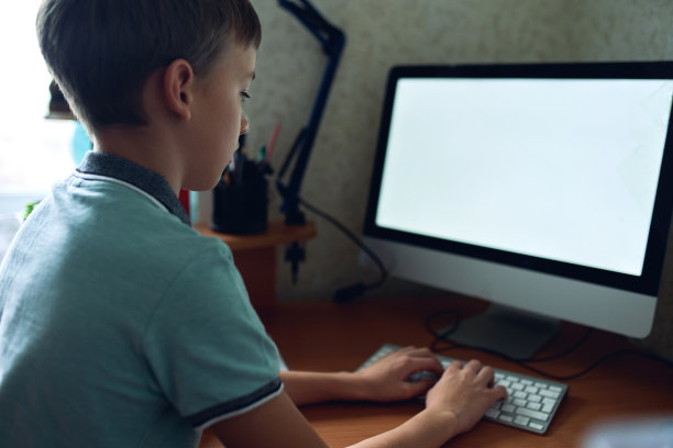 在家工作和家庭教育的概念。图片下载