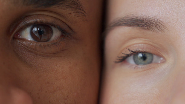 黑人男人和白人女人的眼睛。跨种族的爱情观念。反种族主义图片下载