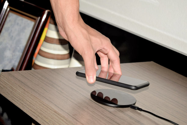 把手机放在无线充电器里图片下载