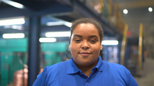 一个在工业中工作的年轻女人的肖像图片下载