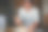 一个女孩在玻璃碗里拌面团图片下载