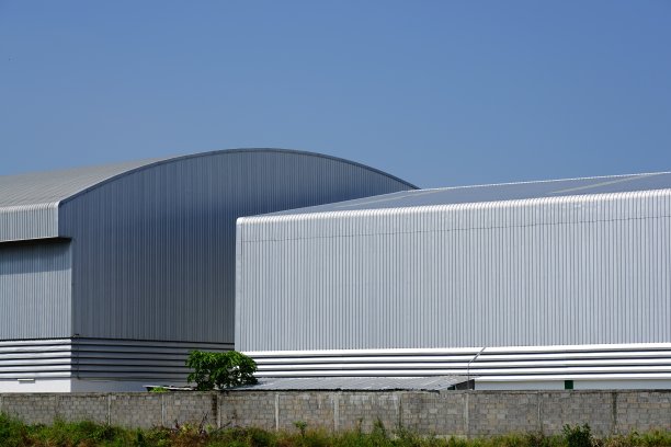 蓝色天空上的金属屋顶图片下载