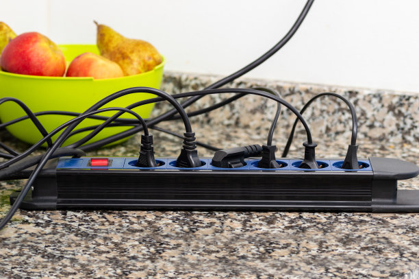 插入厨房台面上的电源插座图片下载