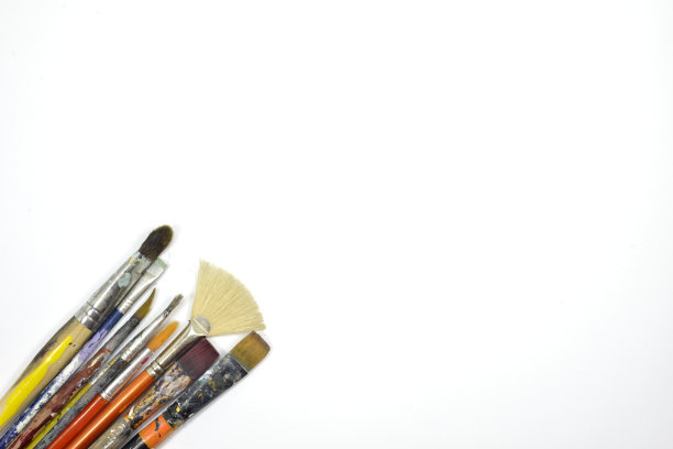 在白色背景上使用各种颜色的画笔图片下载