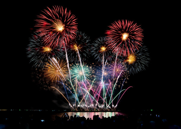 烟花照亮天空，人群观看烟花和庆祝圣诞和新年设计图片下载