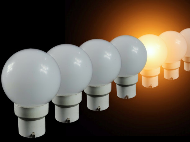 灯泡排列线只发光一个，杰出的领导和理念理念图片下载