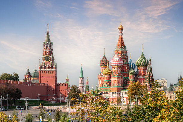 莫斯科，俄罗斯——2020年11月18日:从红场上可以看到圣巴索大教堂和克里姆林宫的Spasskaya塔图片下载