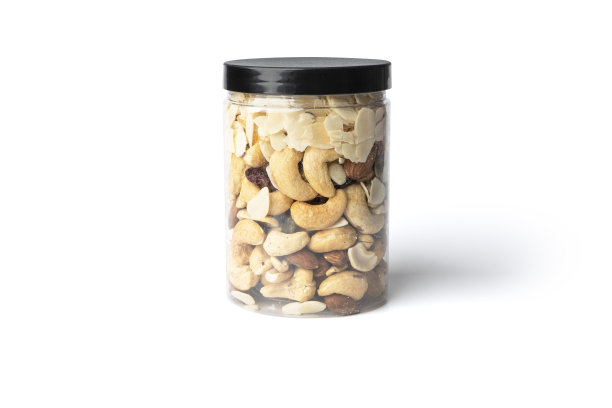 各种坚果(葡萄干、杏仁、腰果、澳洲坚果)去皮，放在一个白色背景的玻璃杯里。与剪切路径图片下载