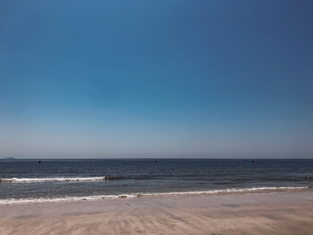 韩国宁静的地平线和深蓝色的天空图片下载