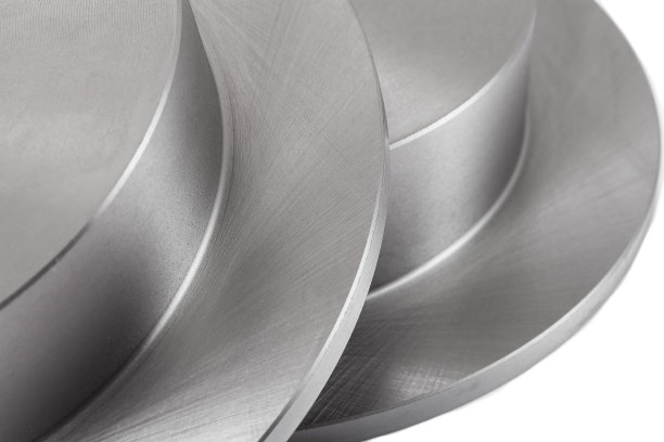 刹车盘新零件采用复合钢合金和纹理拉丝制成，表面近距离，车辆刹车系统的细节对象为灰色。图片下载