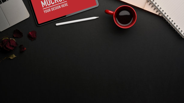 工作空间有平板电脑，咖啡杯，拷贝空间和用品在黑色的桌子上图片下载