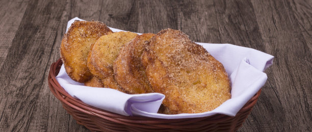 Rabanada。法式吐司装在篮子里。圣诞甜点美食照片。摄影水平。图片下载