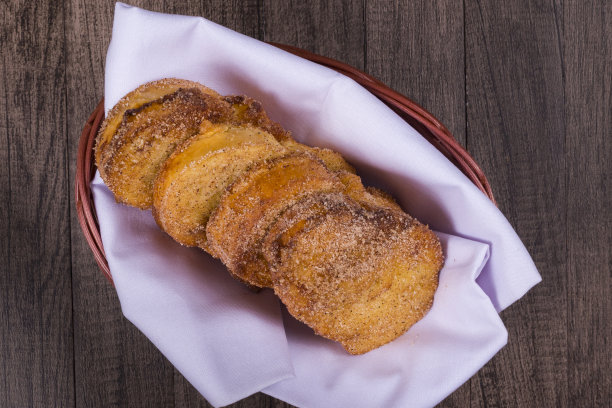 特写照片的一部分法国吐司在一个篮子。圣诞节和年终甜点。特写摄影。自制和乡村。自制的。Rabanada。图片下载